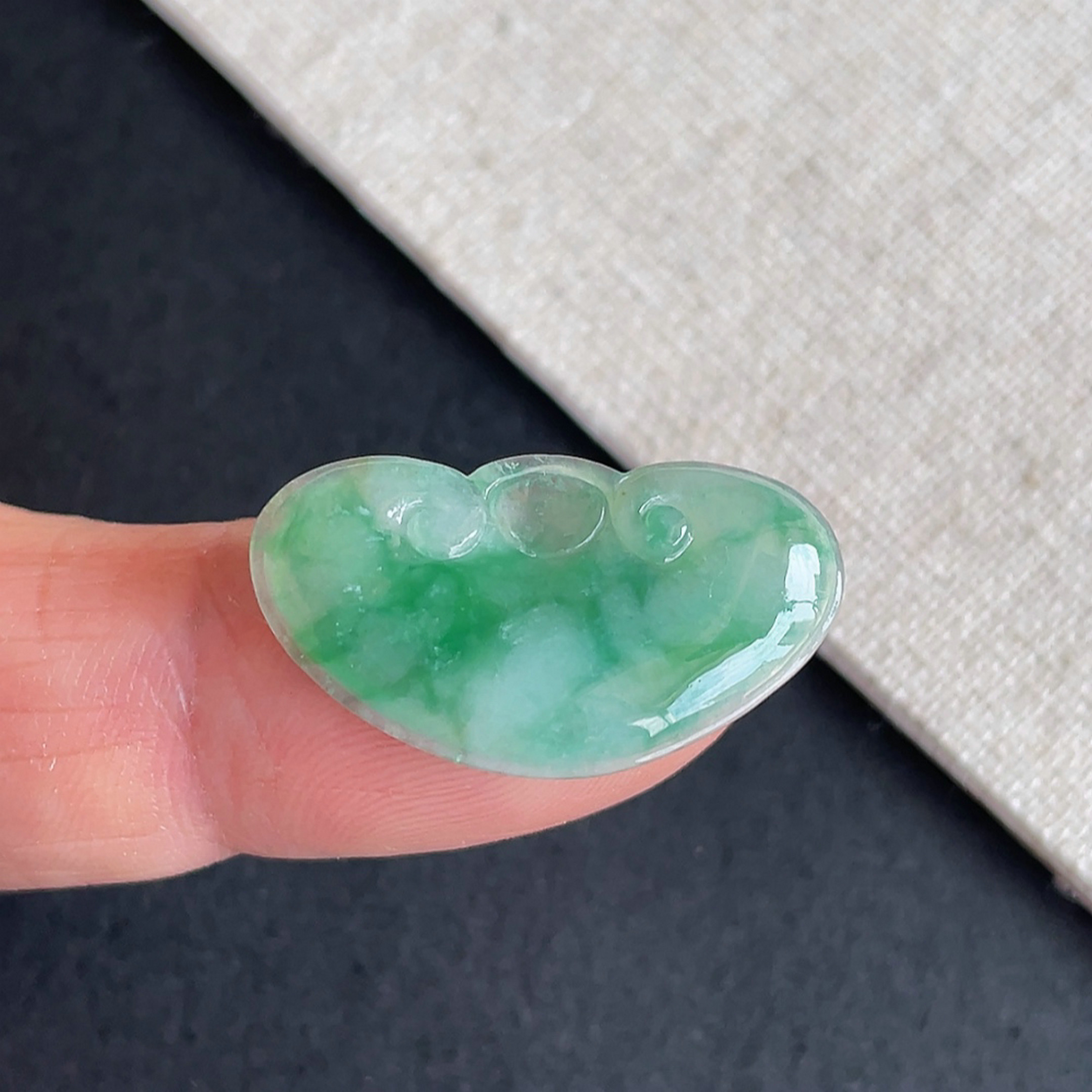 缅甸翡翠冰糯种飘阳绿如意锁吊坠
