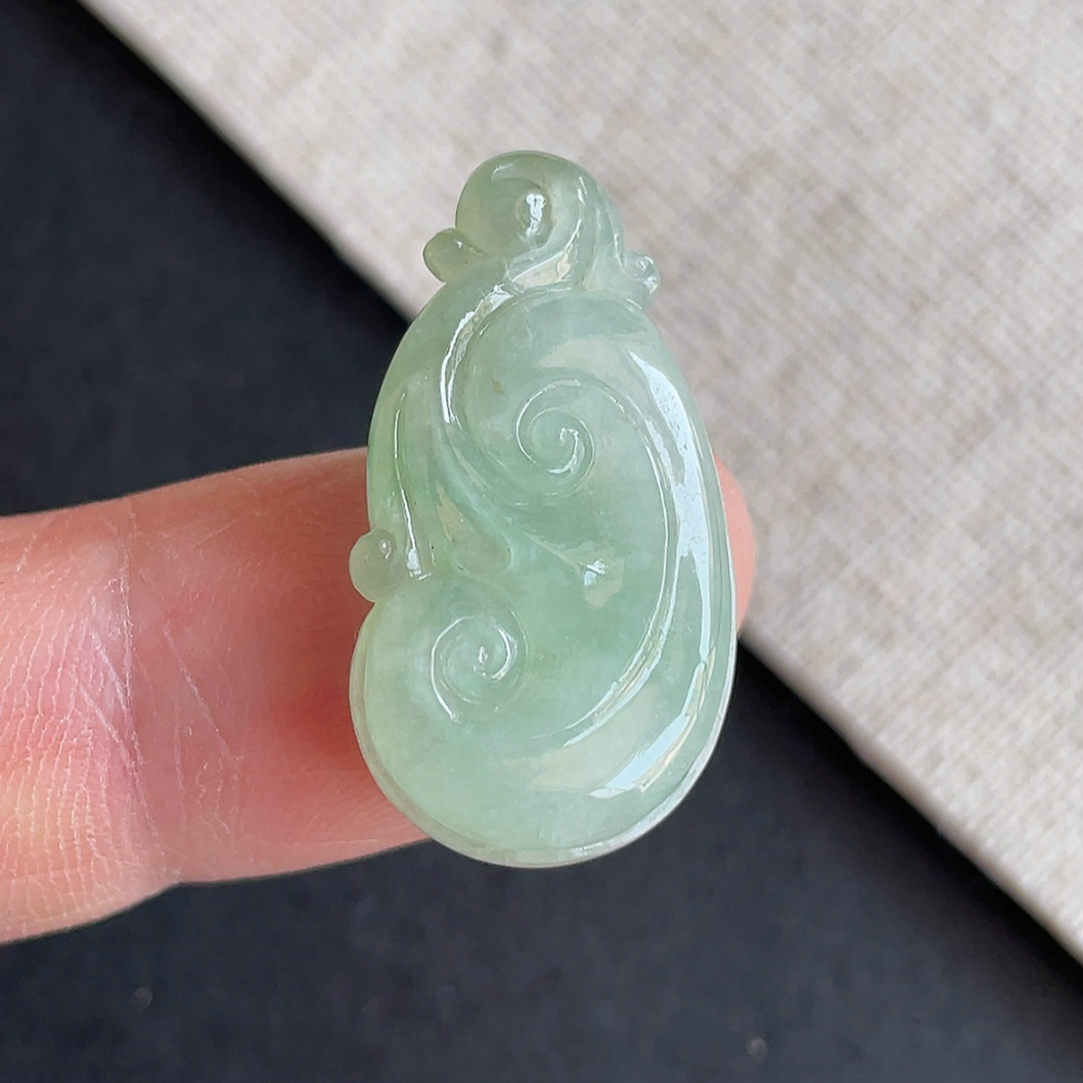 缅甸翡翠冰糯种满色如意吊坠