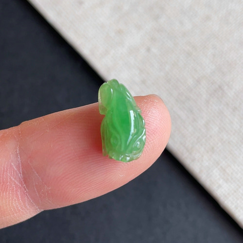 缅甸翡翠冰种阳绿貔貅戒面
