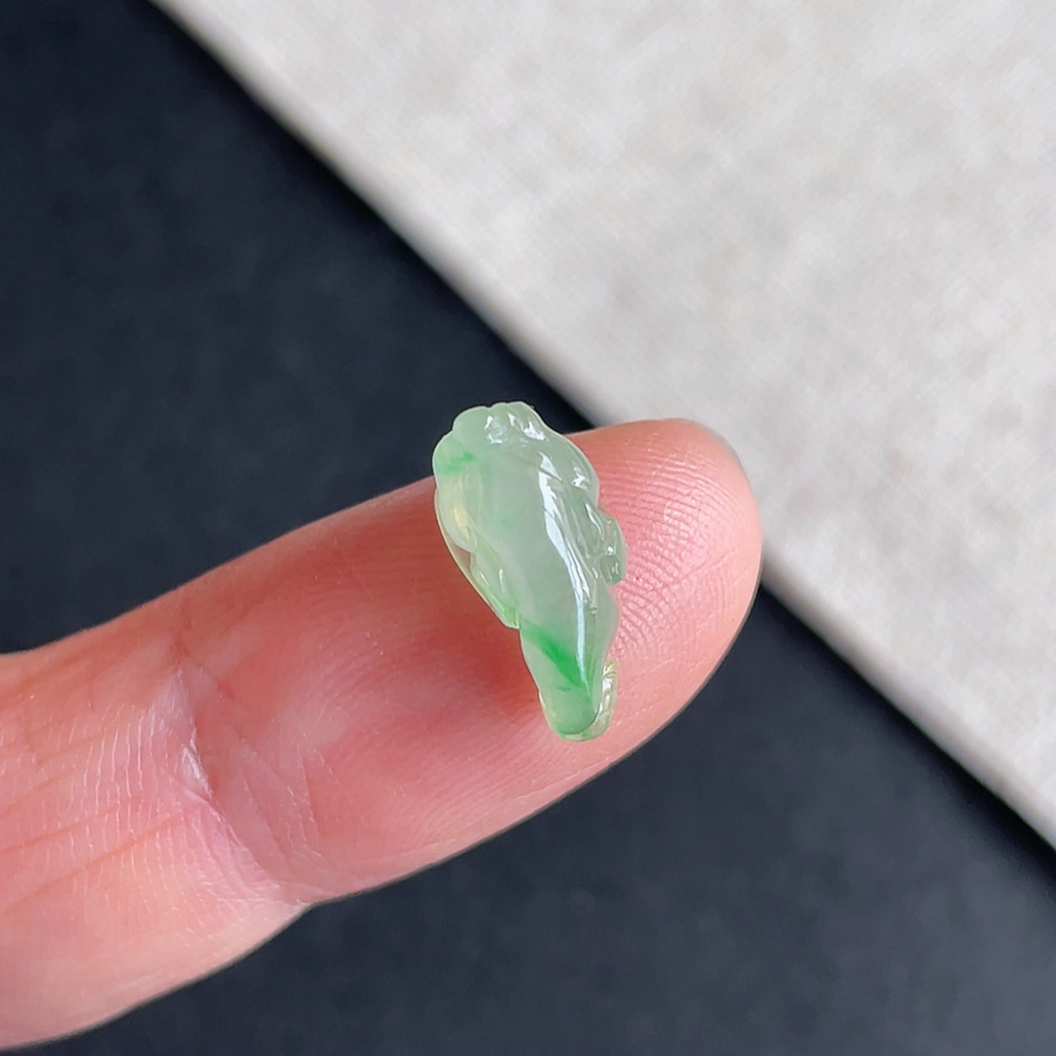 缅甸翡翠冰种飘阳绿三脚金蟾戒面