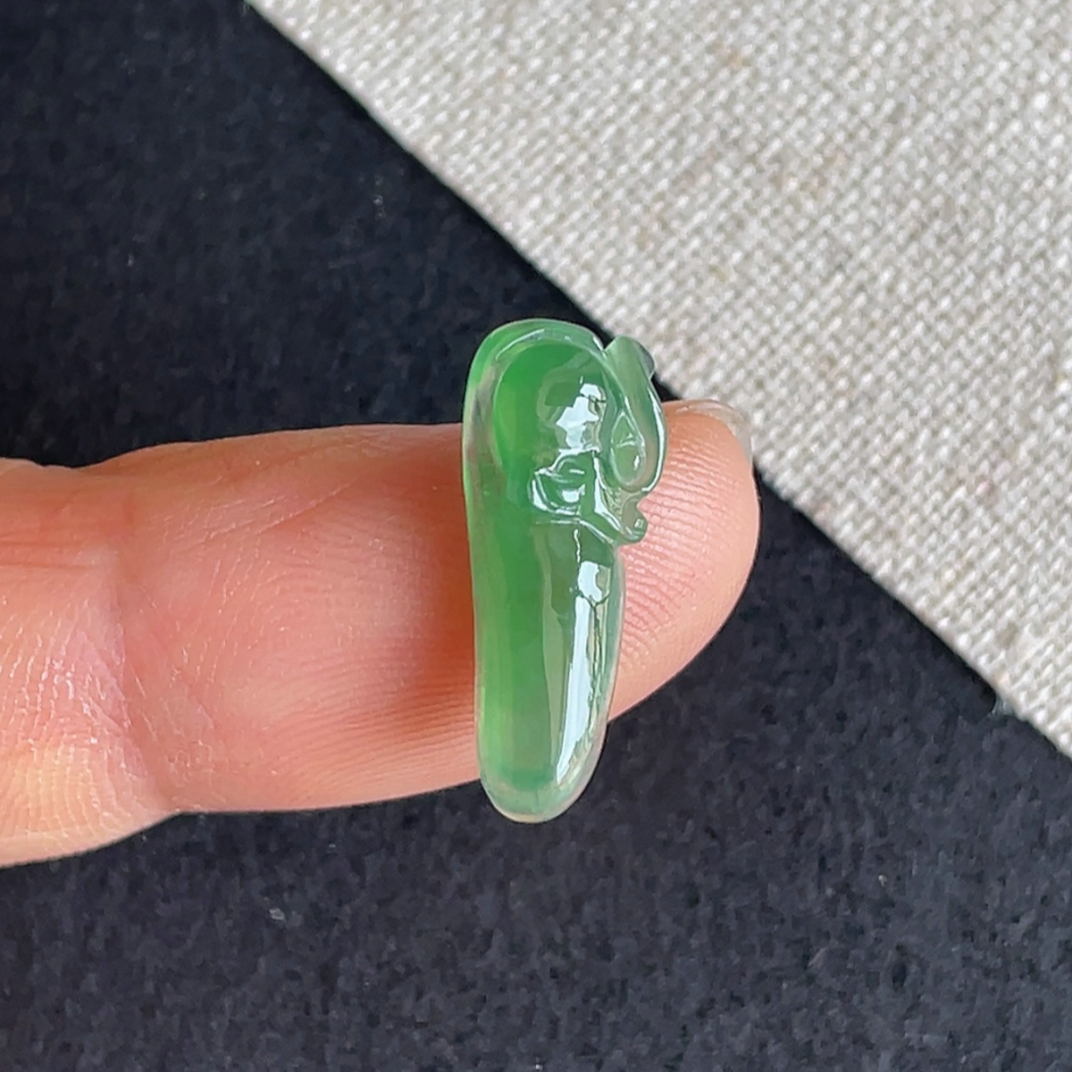 冰种阳绿狐狸吊坠天然翡翠