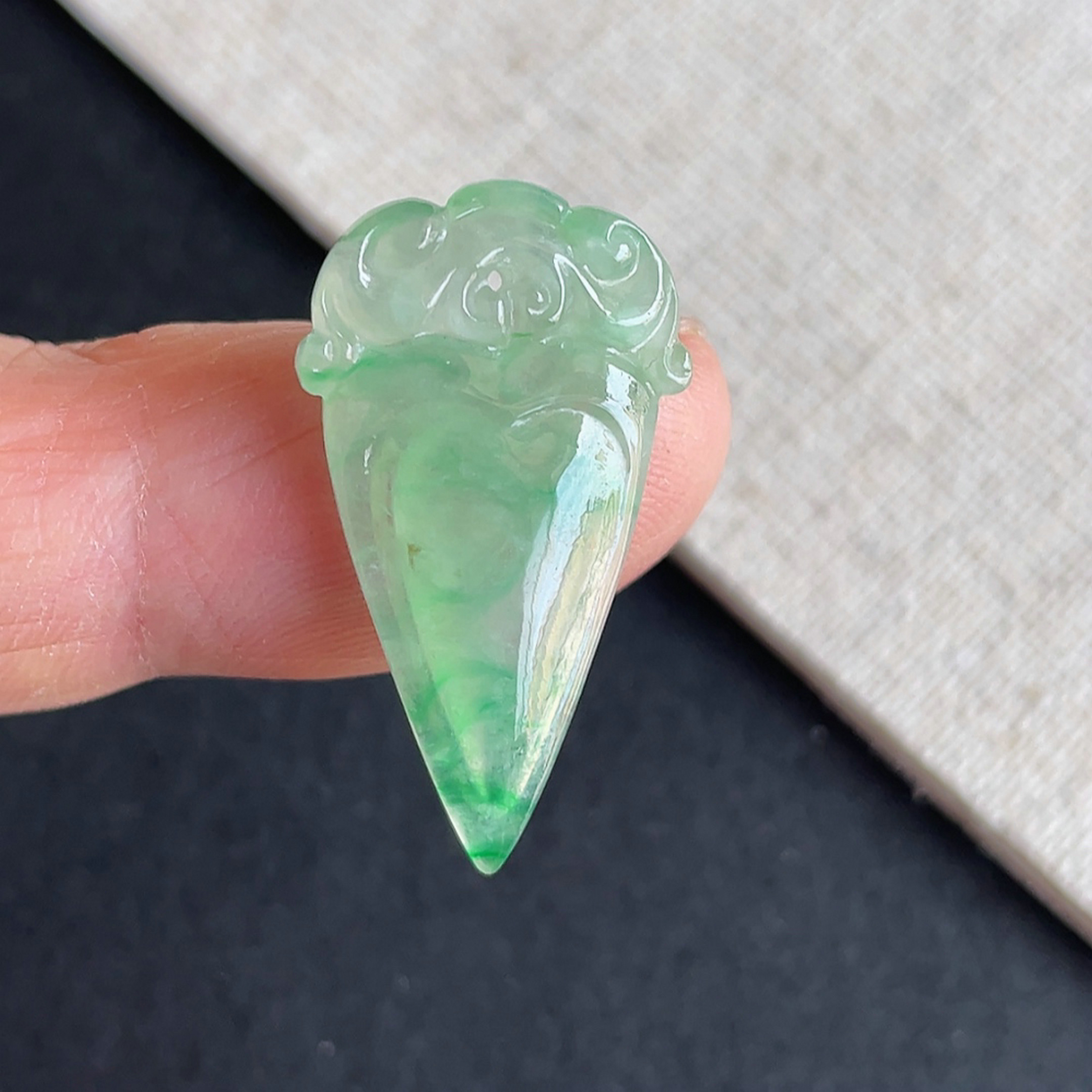 缅甸天然翡翠A货冰种飘阳绿福瓜吊坠 附鉴定证书 支持复检