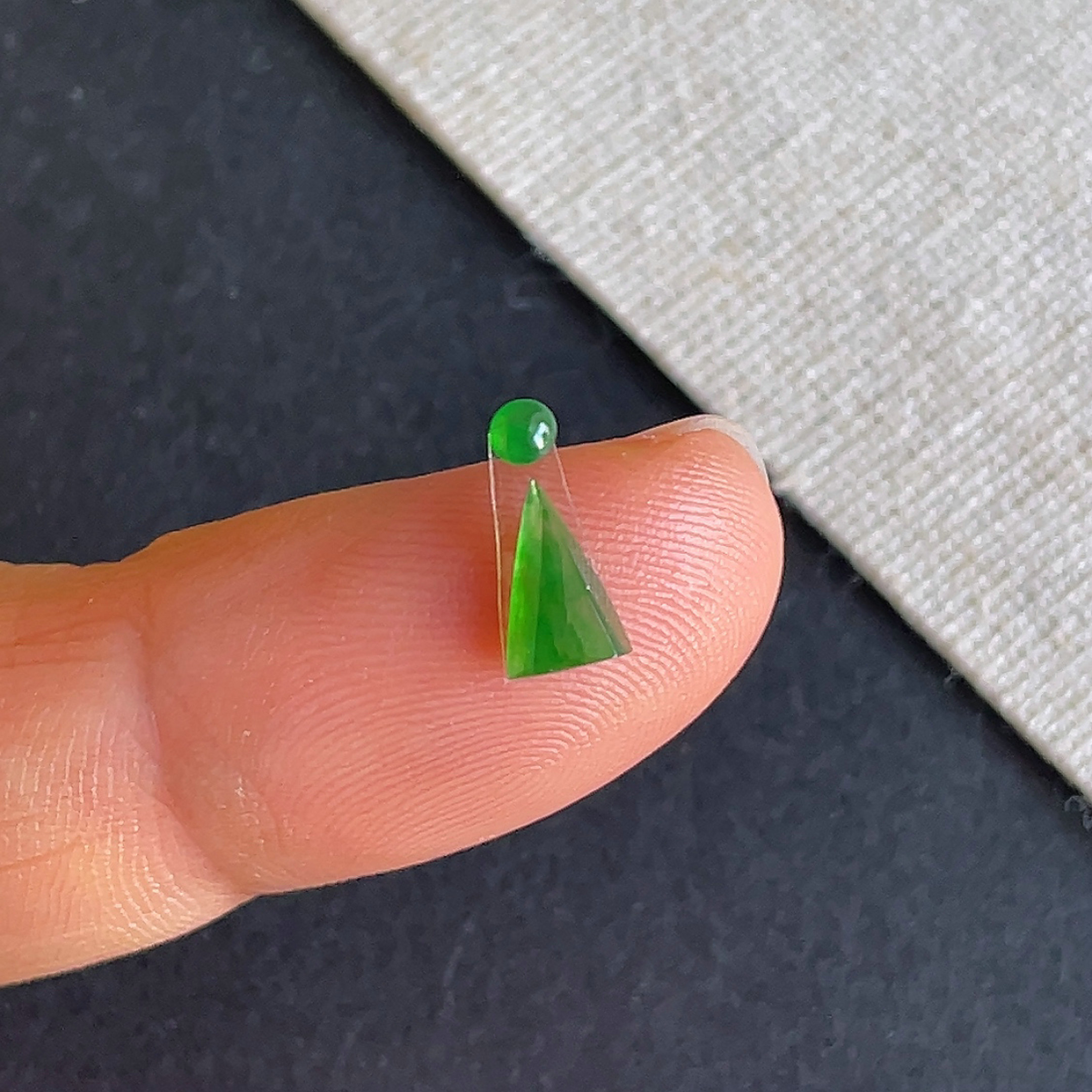 天然翡翠a货冰种阳绿三角形蛋面一套 缅甸玉石送证书 金晶翡翠