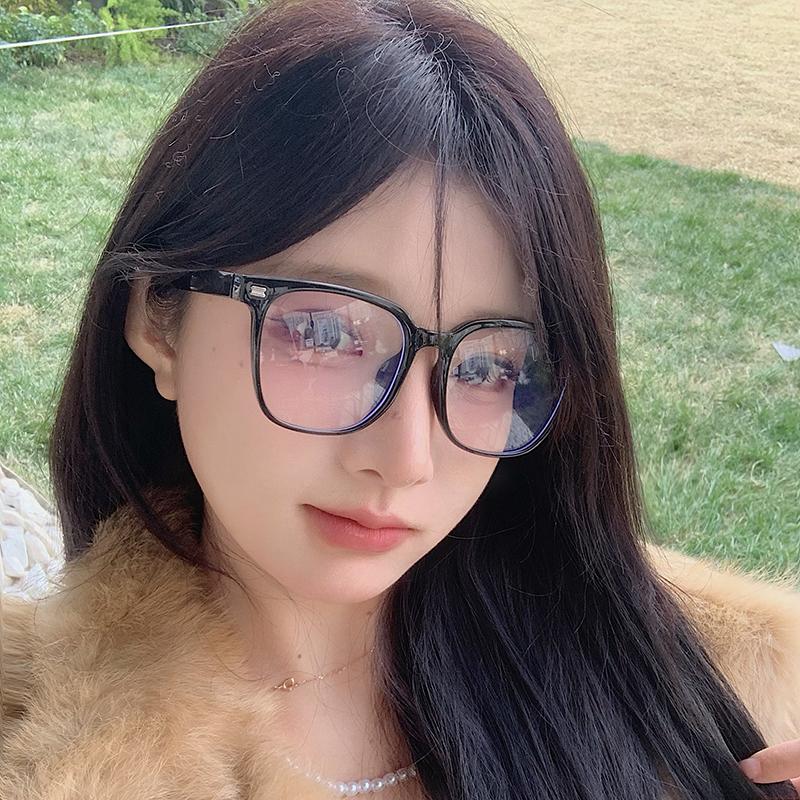 2025新款复古黑框防蓝光眼镜女圆脸显瘦TR超轻护目平光镜可配度数