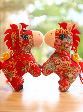 2026马年吉祥物红色元宝围巾小马毛绒挂件钥匙扣包包挂饰年会礼品