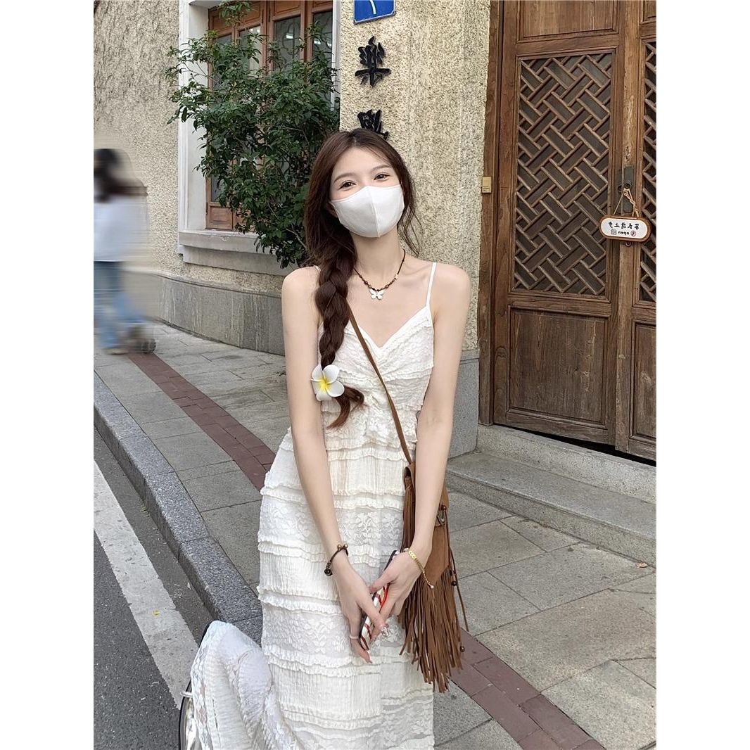 法式小众温柔风蕾丝吊带连衣裙女夏季设计感气质收腰裙子海边长裙