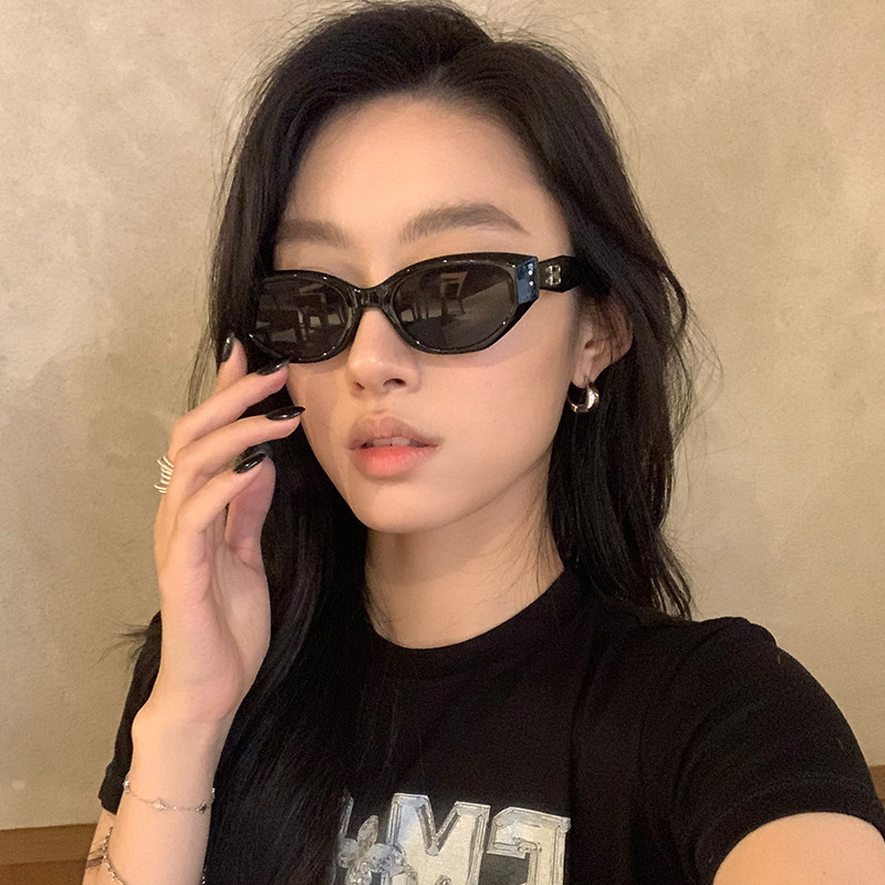 高级感黑色猫眼墨镜女2025年新款拍照适合方圆脸防紫外线太阳眼镜