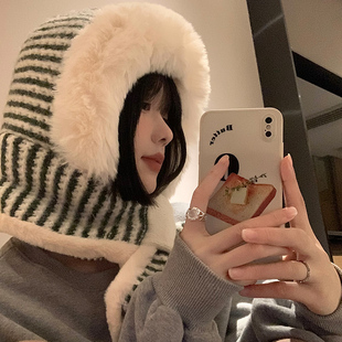 条纹毛绒帽子围巾一体女冬季韩版显脸小骑车防寒针织护耳雷锋帽潮