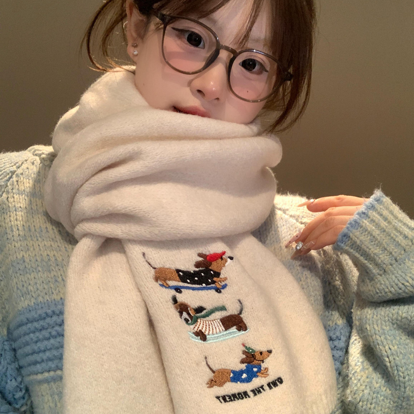 可爱腊肠小狗刺绣针织软糯围巾女秋冬韩系氛围感保暖防寒学生围脖,服饰配件/皮带/帽子/围巾,围巾/丝巾/披肩,淘宝优惠券,粉丝福利购,淘宝优惠卷