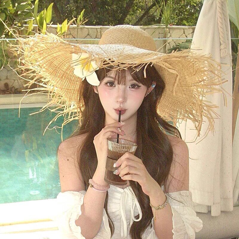 法式拉菲草帽女夏季出游海边沙滩图片
