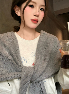 高级感灰色镂空针织三角披肩女秋