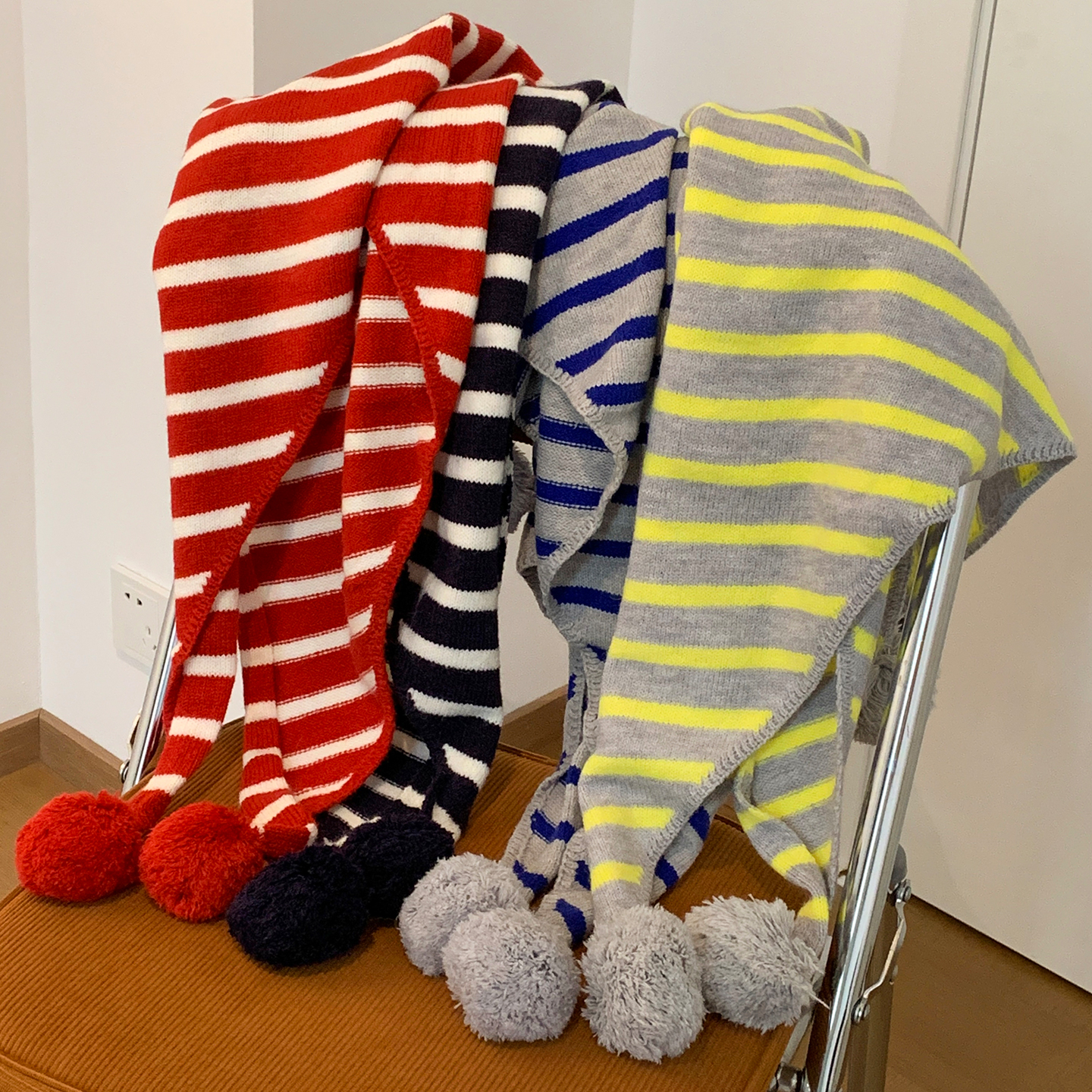 复古条纹针织毛球外披三角围巾女