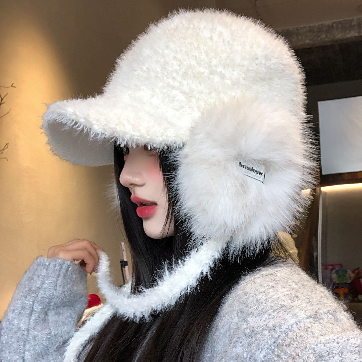 韩系白色护耳毛绒鸭舌帽子女冬加绒加厚保暖防寒显脸小骑行雷锋帽
