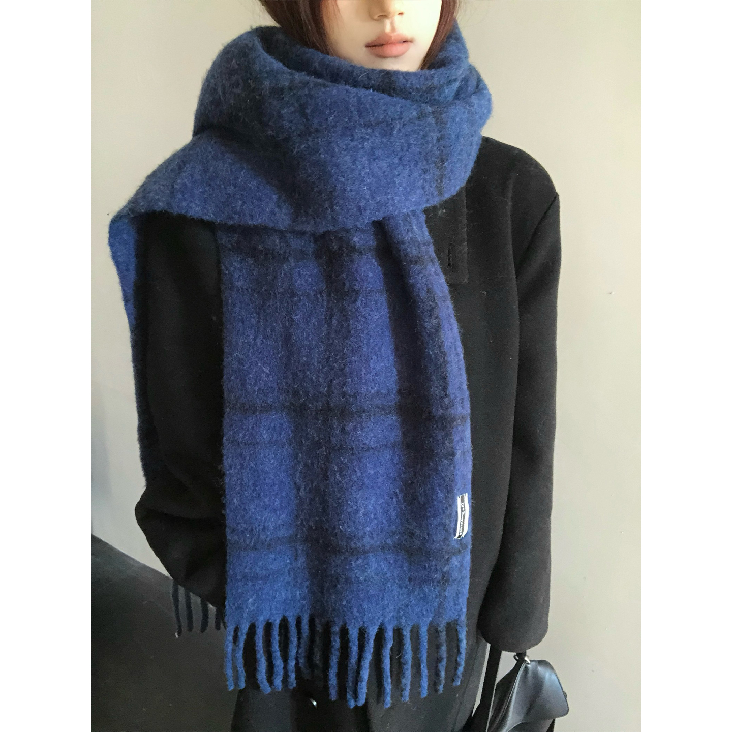 高级感含羊毛格纹流苏深蓝色围巾