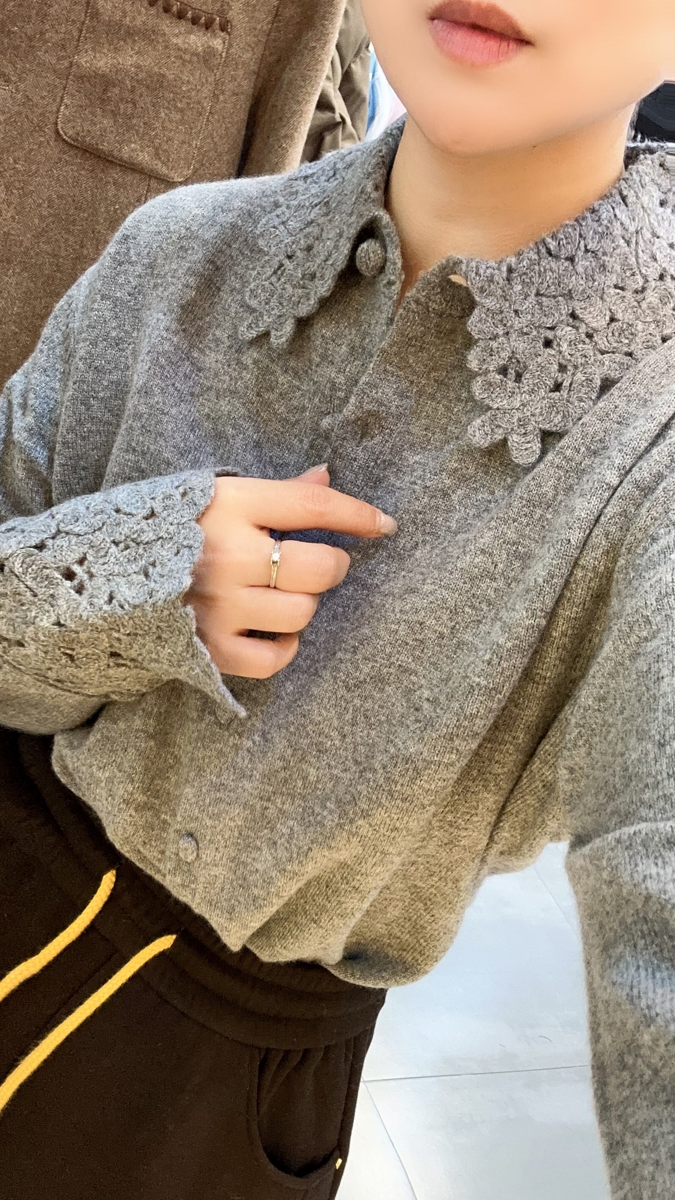 2025秋冬新款时尚百搭圆领长袖拼色钩花设计感女款宽松羊毛毛衣