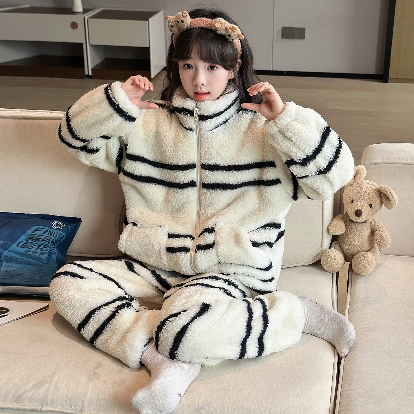 女童睡衣秋冬款儿童珊瑚绒2025新款加绒加厚法兰绒女孩大童家居服