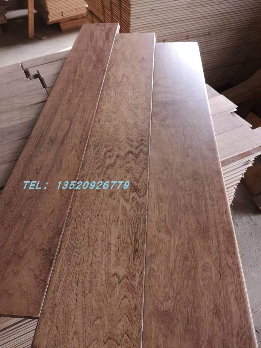 山核桃浅灰色大锁扣封蜡防水多层实木复合地板 地暖专用 尾货