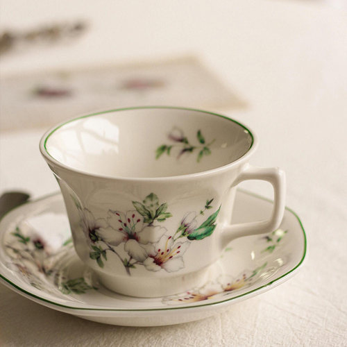 手绘浮雕小花咖啡杯碟女士陶瓷马克杯釉下彩茶杯子英式下午茶餐具