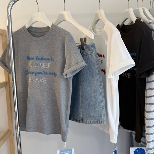 简约韩系刺绣字母正肩圆领短袖