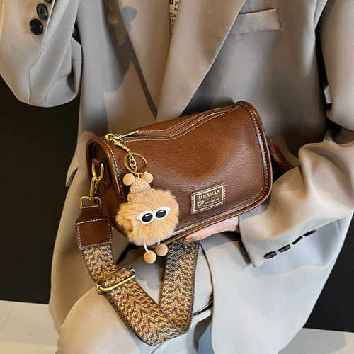 波士顿包包女2025新款高级感法棍单肩包今年流行宽带斜跨小枕头包