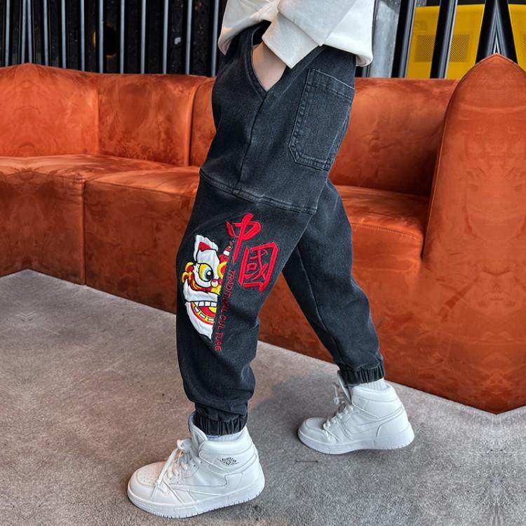男童牛仔裤2026春秋装新款休闲儿童裤子炸街绣花个性中大童长裤潮