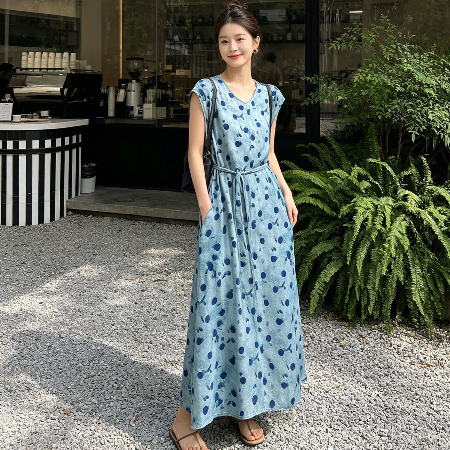 女士V领无袖棉绸印花连衣裙收腰显瘦长款大码宽松A字妈妈波点长裙
