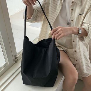 法国MK&ins韩版时尚轻便水桶包女通勤单肩包女百搭大容量尼龙包包