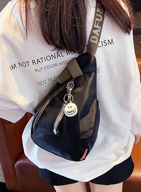 法国MKBM轻便笑脸挂件胸包女2025新款邮差斜挎包通勤骑行旅行小包