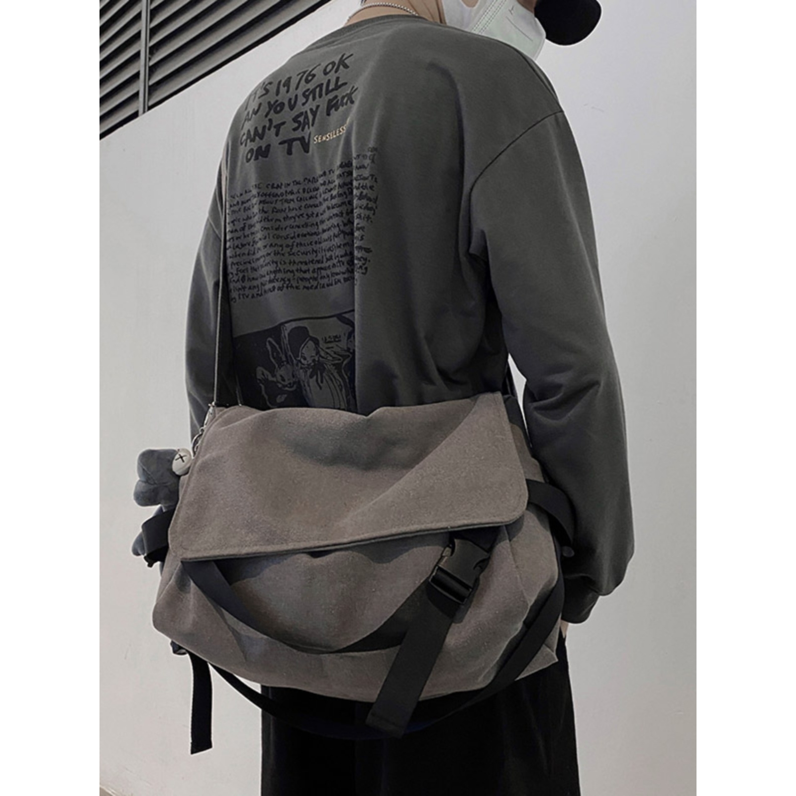 法国工装斜挎包男士邮差包休闲日系大容量单肩男包运动学生斜肩包