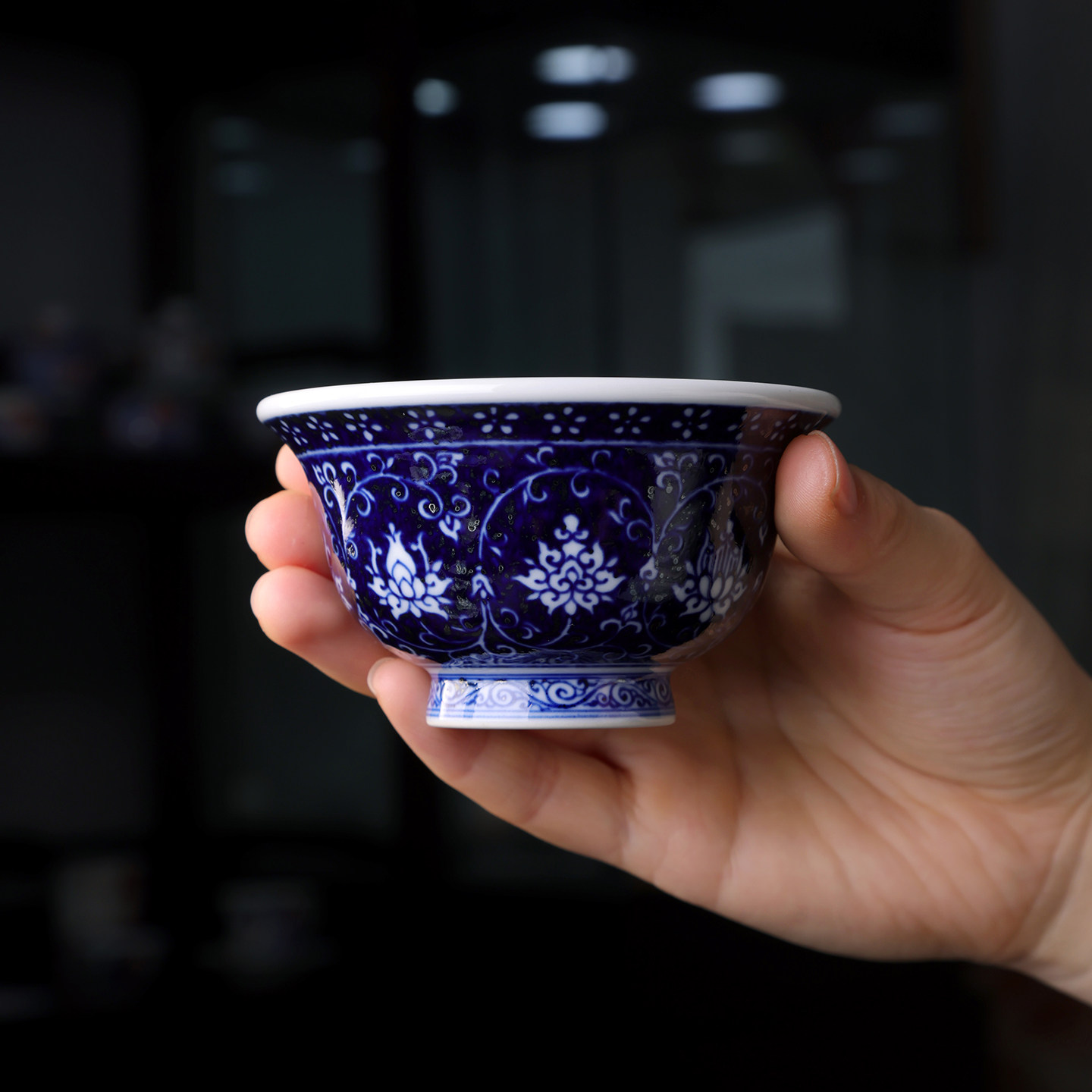 景德镇蓝地青花瓷缠枝鱼藻压手杯图片