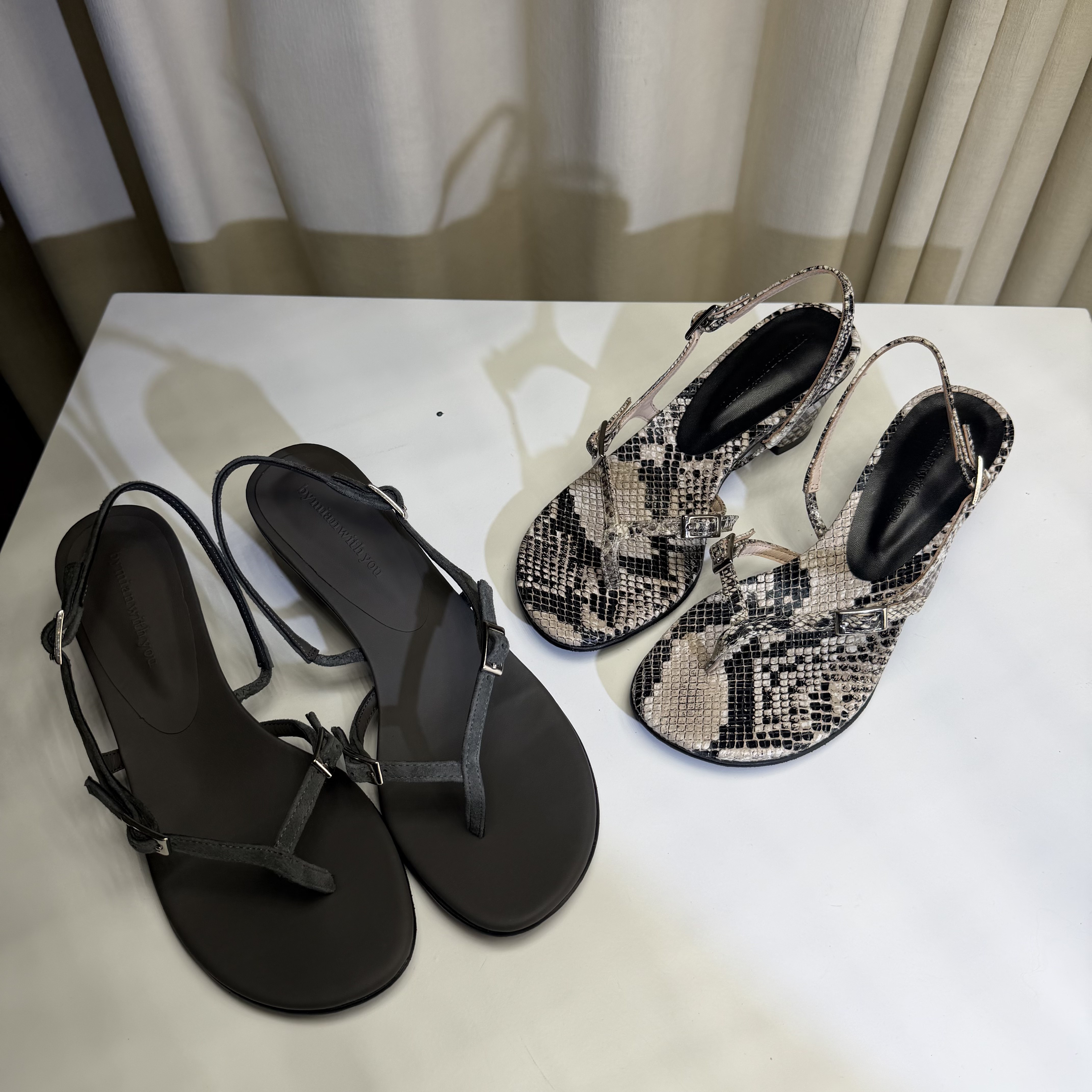 韩版小众设计搭扣夹趾凉拖鞋女夏季新款欧美风罗马鞋粗跟手工鞋