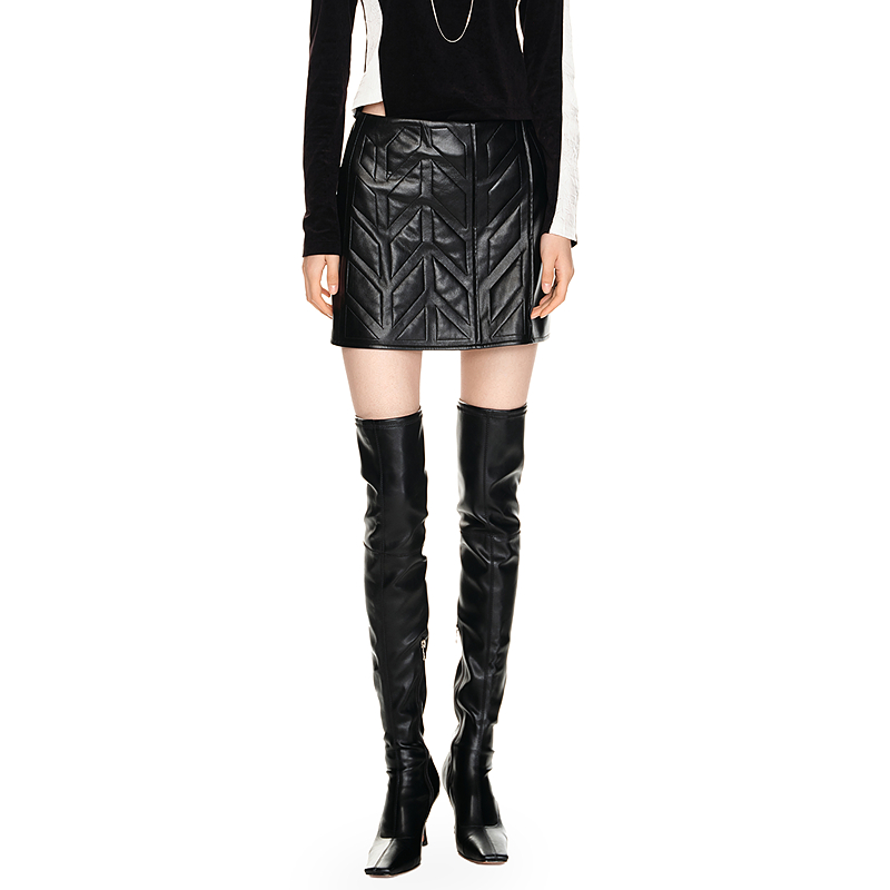 H·GENTEEL荷高年新款冬装女简约好搭格纹立体质感压纹皮短裙