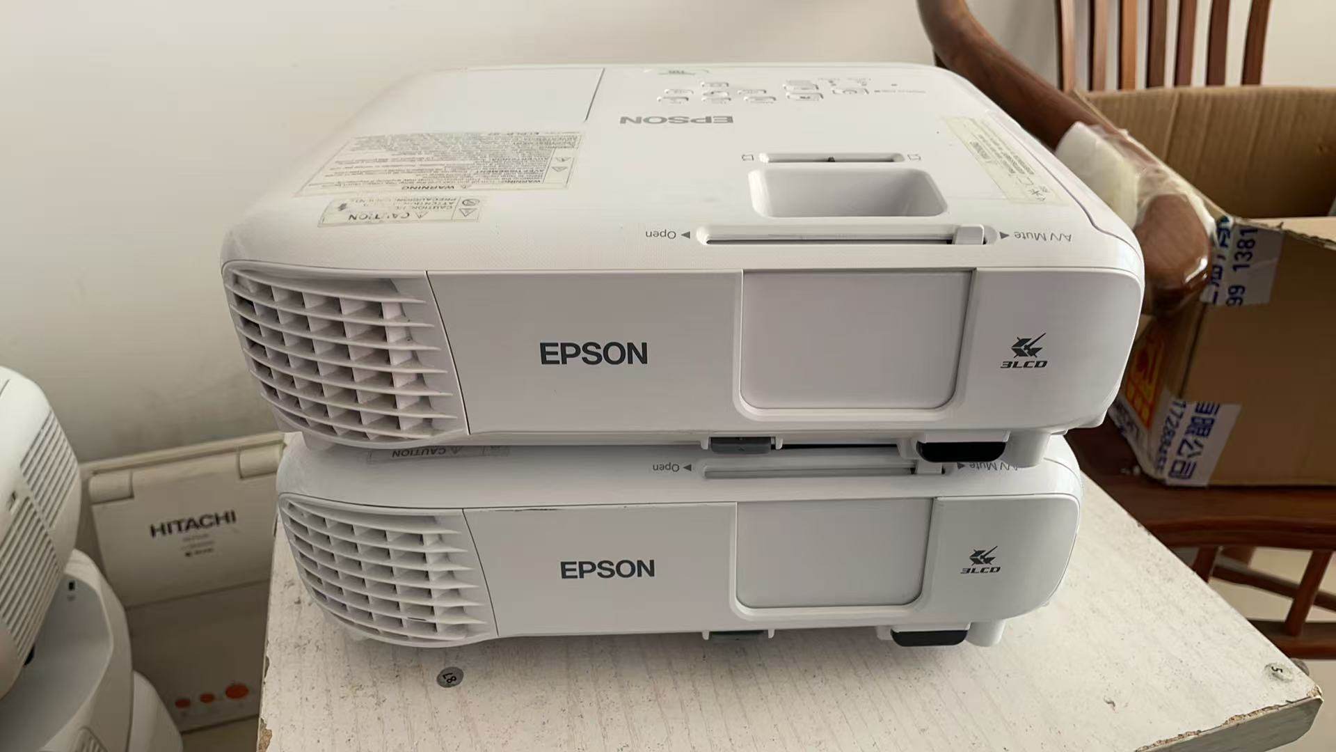 爱普生二手118投影仪高清3800流明办公家用教育培训投影机95新智能WiFi手机投屏白天直投。