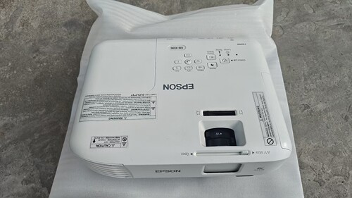 Epson/爱普生 CB-X06高清画质二手投影仪家用办公投影机教学家庭影院大屏幕手机投屏白天指头。