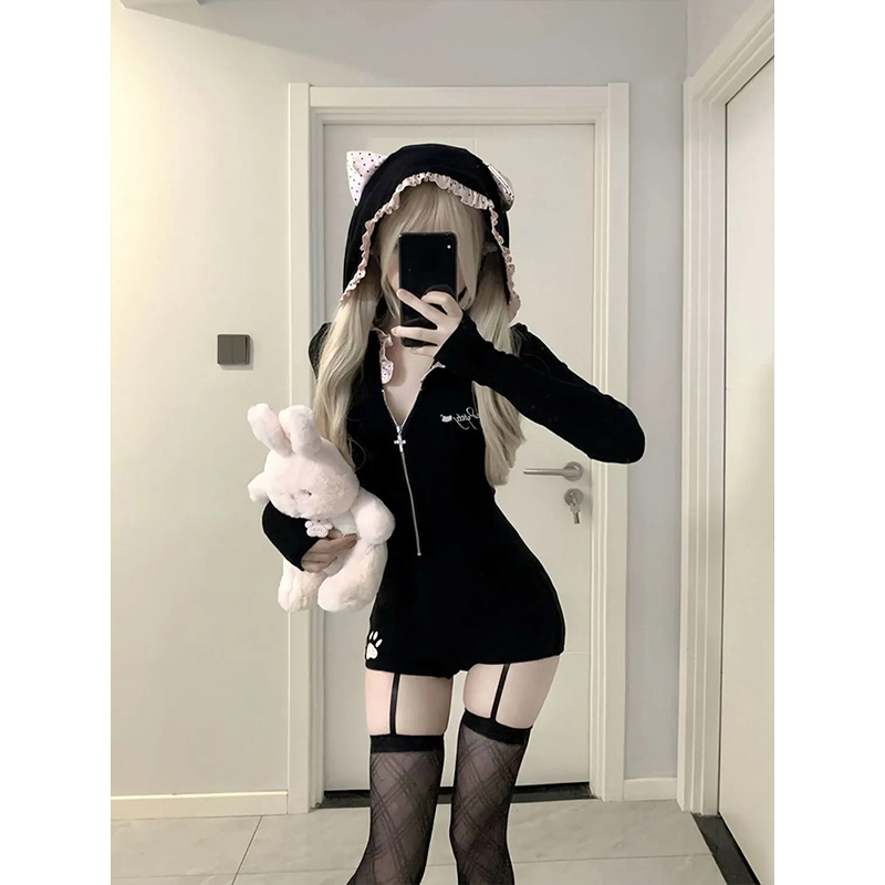 甜酷辣妹短款收腰显瘦黑色连体衣