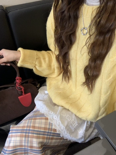 Желтый демисезонный свитер, изысканный стиль, оверсайз