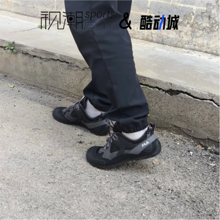 斐乐彩石黑色轻便防滑运动休闲鞋