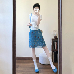 2026新款温柔风套装女夏季短袖t恤修身蓝色碎花包臀半身裙两件套