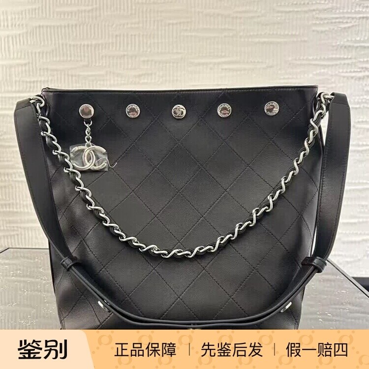 奢店代购 2025p 新款Chanel/香奈儿 抛光羊皮金属铆钉购物水桶包