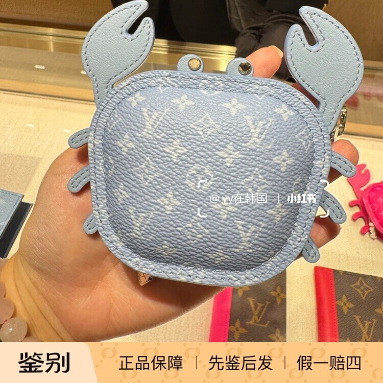 奢店代购 2025新款 LV/路易威登 CRAB 浅蓝螃蟹包饰钥匙扣 M02525