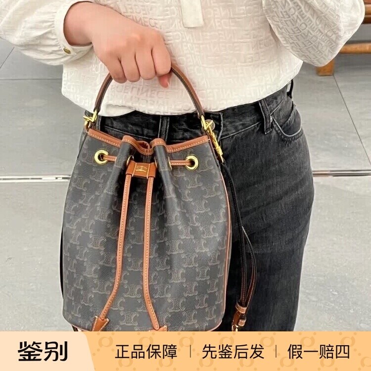 新款奢店代购 2024 CELINE/塞琳 CLARA 标志印花牛皮革水桶单肩包