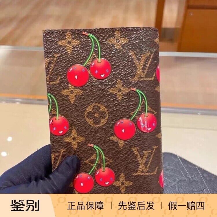 奢店代购 2025新款 LV/路易威登 村上隆樱桃老花限量护照夹M13424