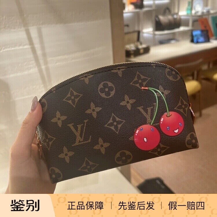 奢店代购 2025新款 LV/路易威登 村上隆樱桃 化妆洗漱包 M13766