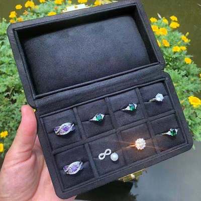 纤手麂皮红蓝祖母绿宝石收纳盒
