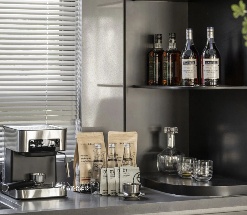 样板间厨房软装咖啡放边柜餐厅酒具酒杯咖啡机现代轻奢装饰品摆件