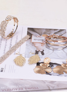 样板房间衣帽间梳妆台卧室饰品首饰耳环摆件衣柜衣橱陈设搭配套装