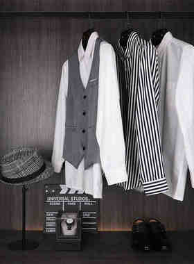 星韵样板间衣帽间黑白条纹衬衫男士衣服马甲帽子组合软装饰品摆件