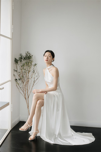 Nomeives优雅缎面轻婚纱