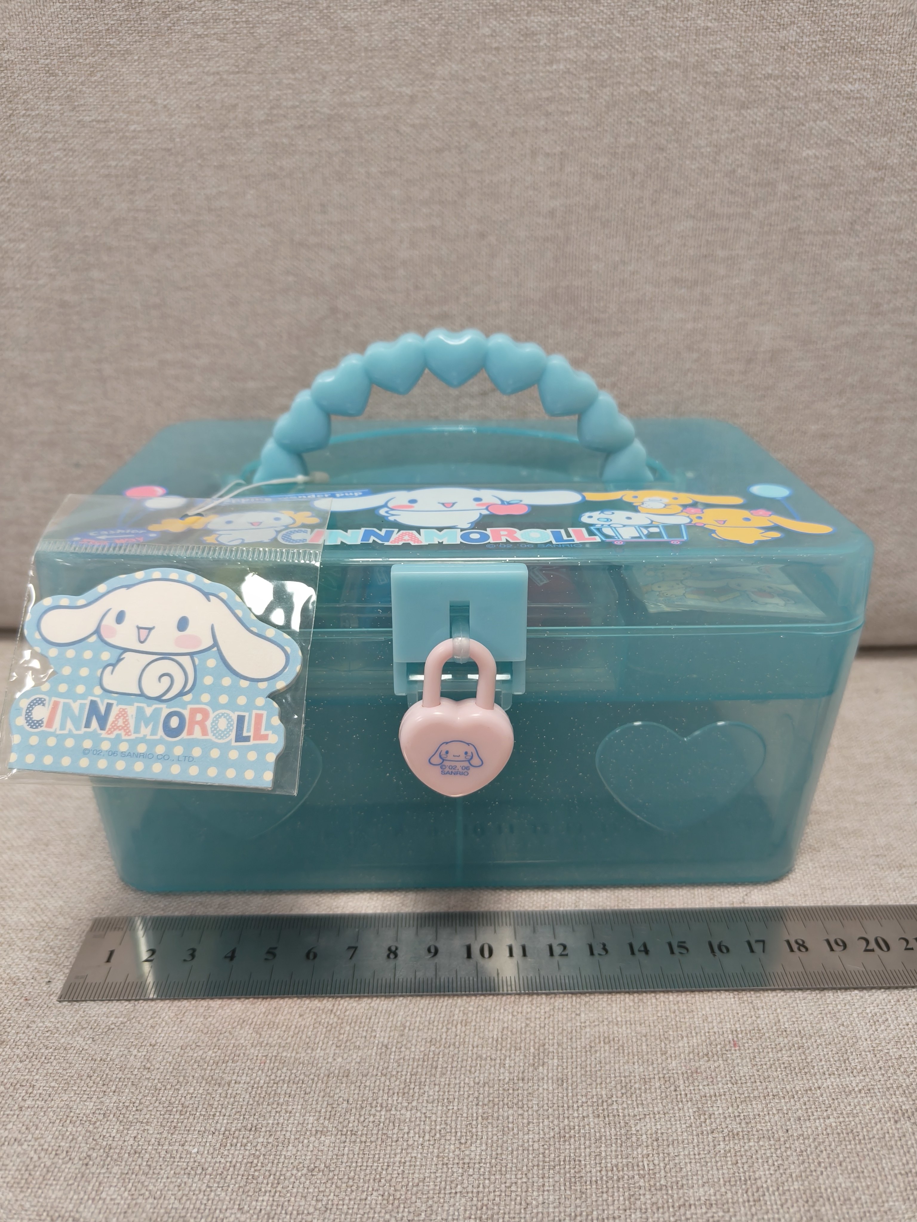 Hellokitty中古稀有2006年玉桂大耳狗文具套装收纳盒，内容丰富。