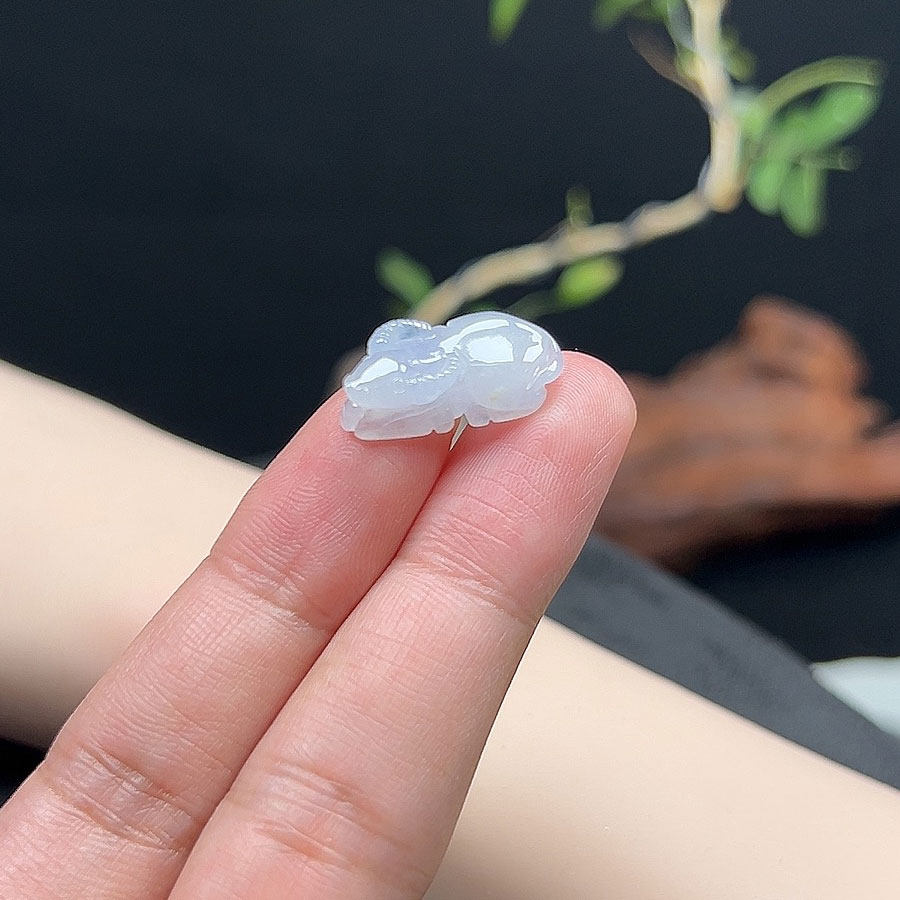 缅甸A货翡翠生肖牛吊坠天然老坑冰紫萝兰色小牛立体牛玉坠项坠
